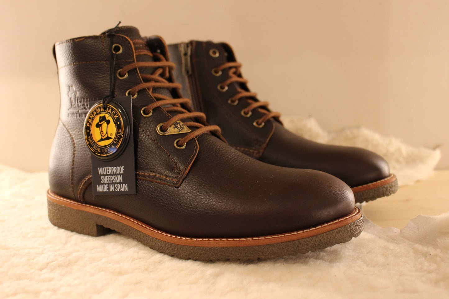 Bottines cuir gras de couleur chocolat. Cuir traité waterproof. Chaussures doublées mouton PANAMA JACK