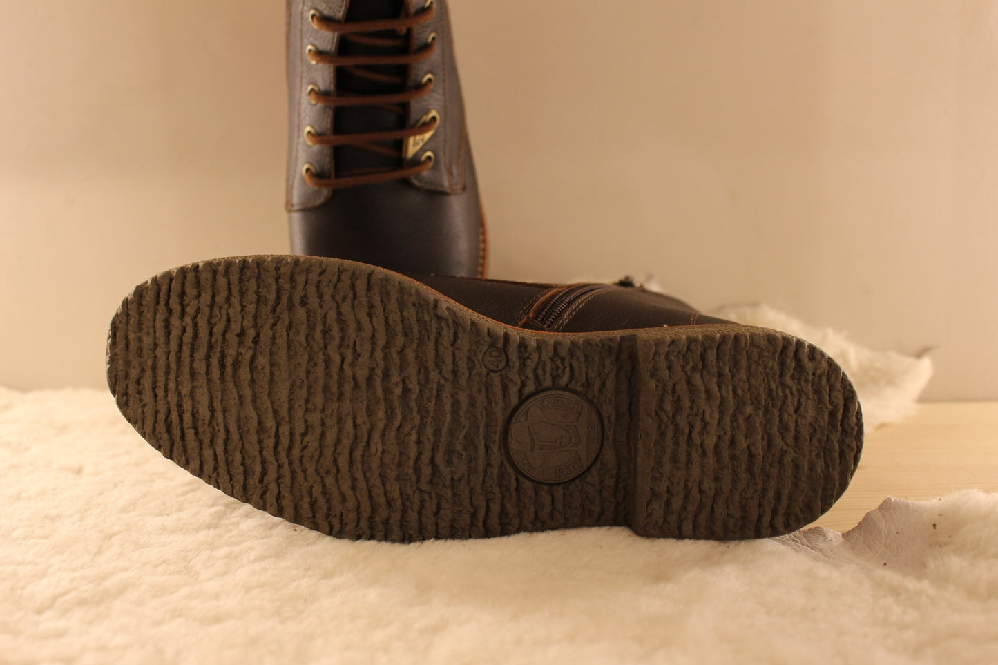 Bottines cuir gras de couleur chocolat. Cuir traité waterproof. Chaussures doublées mouton PANAMA JACK