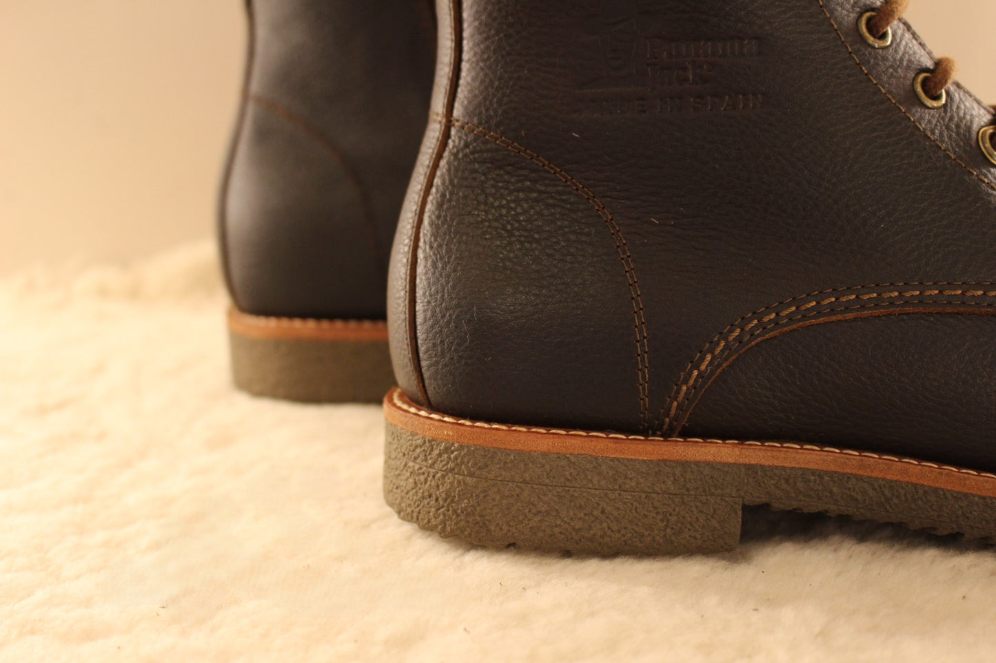 Bottines cuir gras de couleur chocolat. Cuir traité waterproof. Chaussures doublées mouton PANAMA JACK