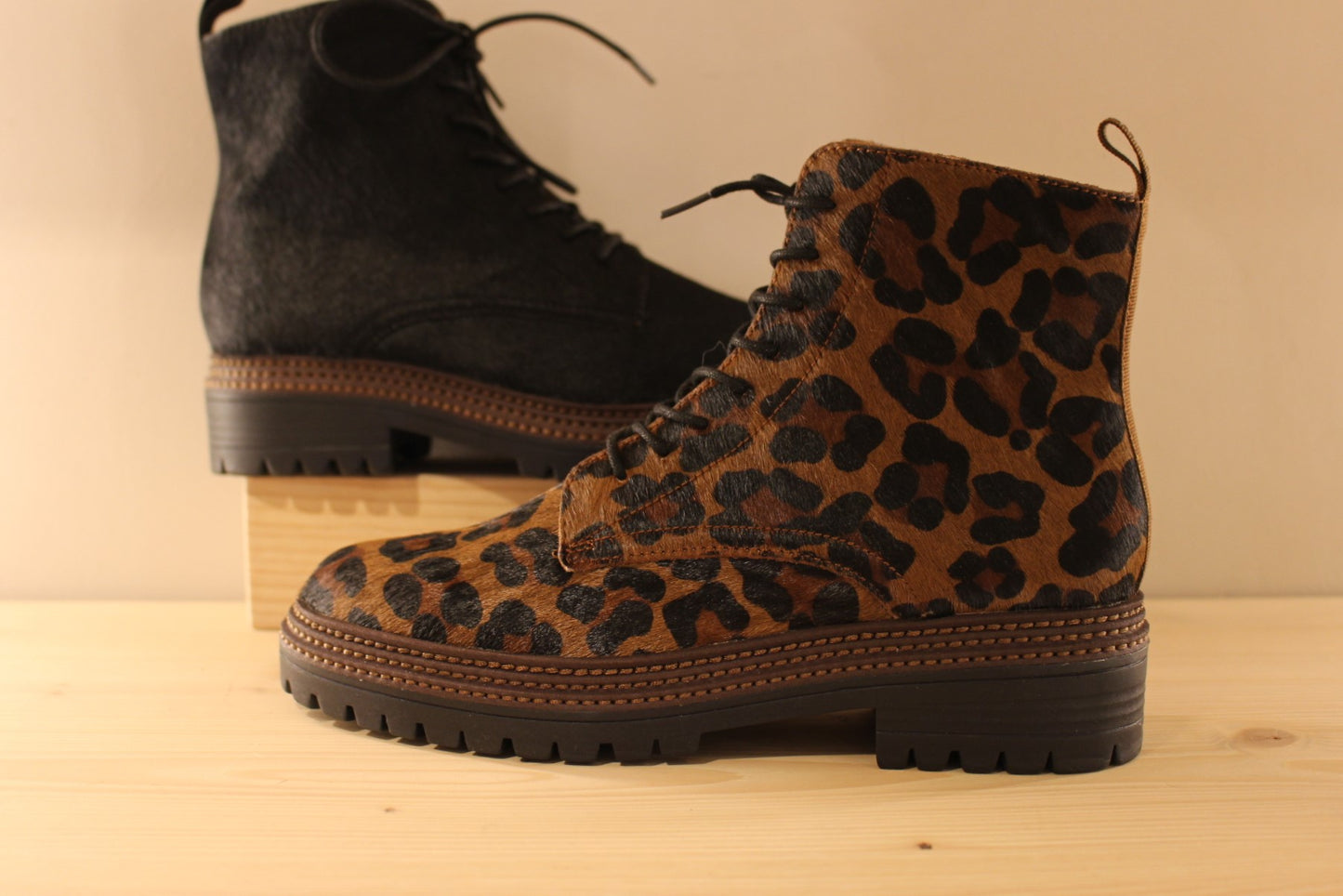 Bottines en cuir et poils de couleur noir ou léopard MAMZELLE
