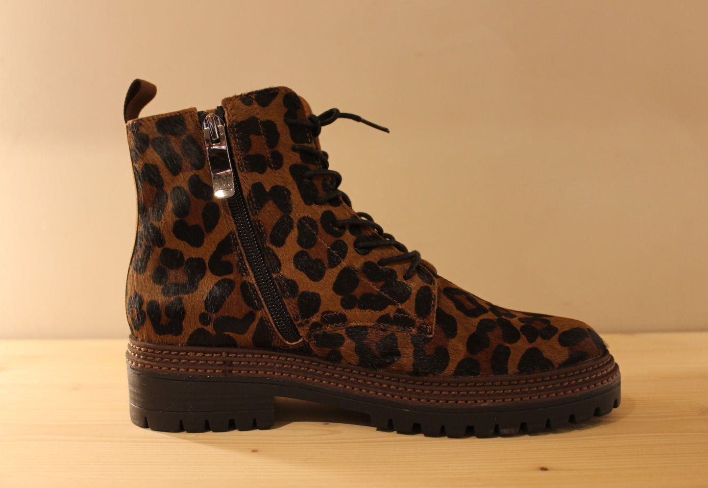 Bottines en cuir et poils de couleur noir ou léopard MAMZELLE