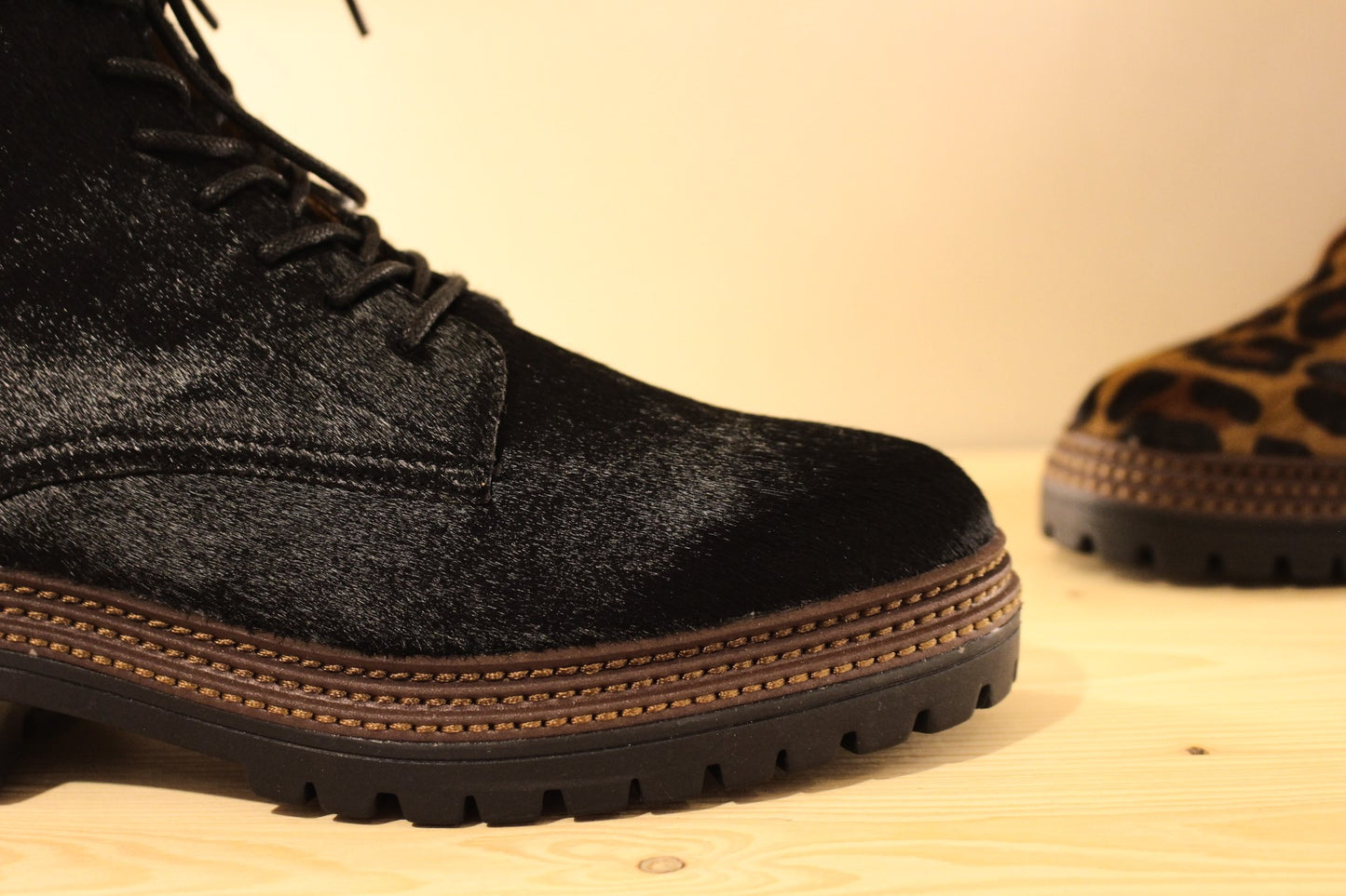 Bottines en cuir et poils de couleur noir ou léopard MAMZELLE