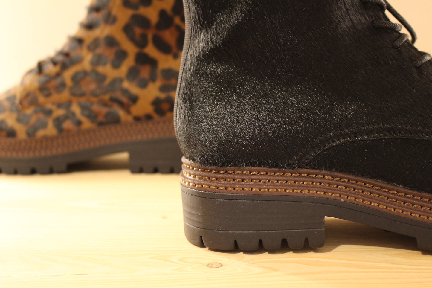 Bottines en cuir et poils de couleur noir ou léopard MAMZELLE