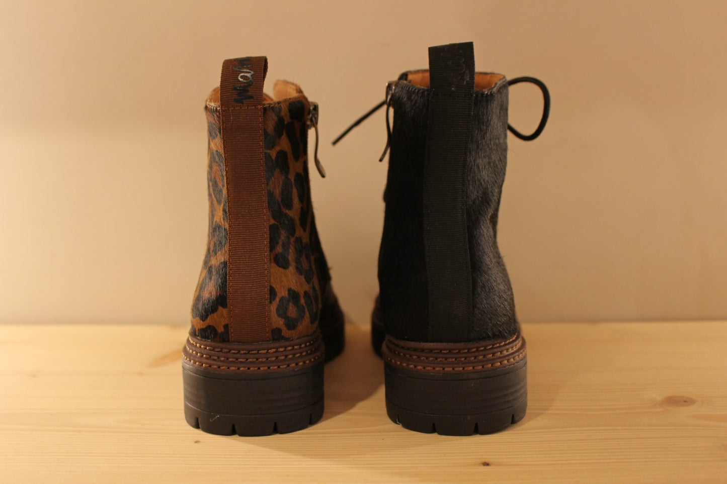 Bottines en cuir et poils de couleur noir ou léopard MAMZELLE
