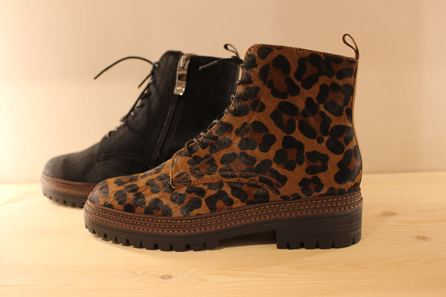 Bottines en cuir et poils de couleur noir ou léopard MAMZELLE