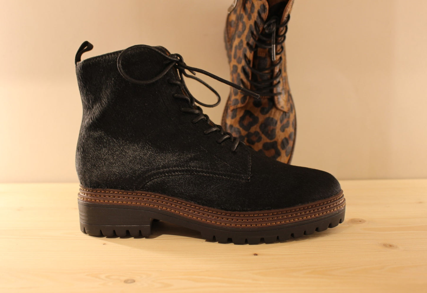 Bottines en cuir et poils de couleur noir ou léopard MAMZELLE