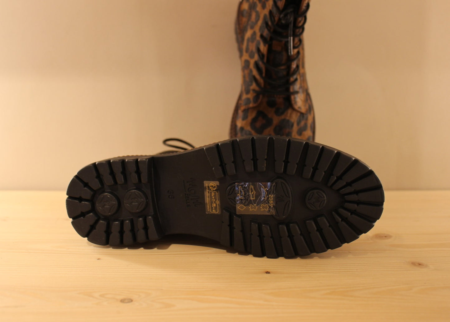 Bottines en cuir et poils de couleur noir ou léopard MAMZELLE
