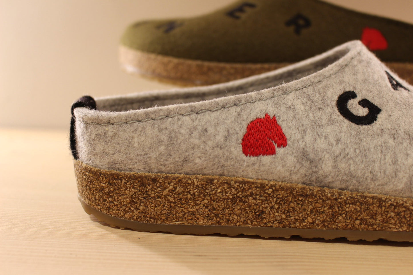 Chausson HAFLINGER modèle Letter en laine semelle anatomique