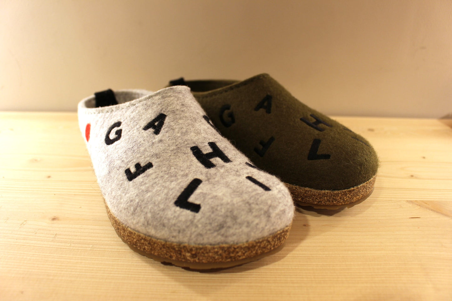 Chausson HAFLINGER modèle Letter en laine semelle anatomique