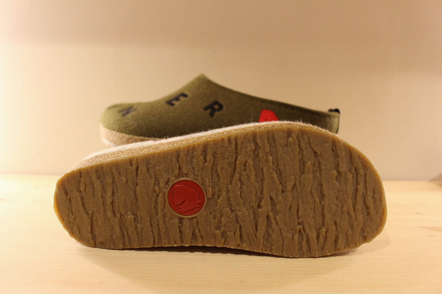 Chausson HAFLINGER modèle Letter en laine semelle anatomique