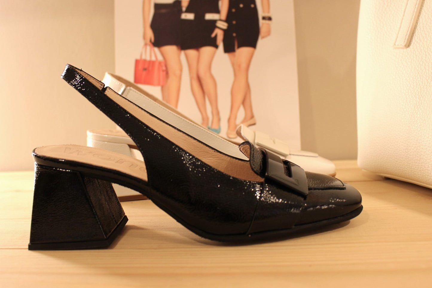 Trotteur cuir vernis blanc ou noir semelle à mémoire WONDERS