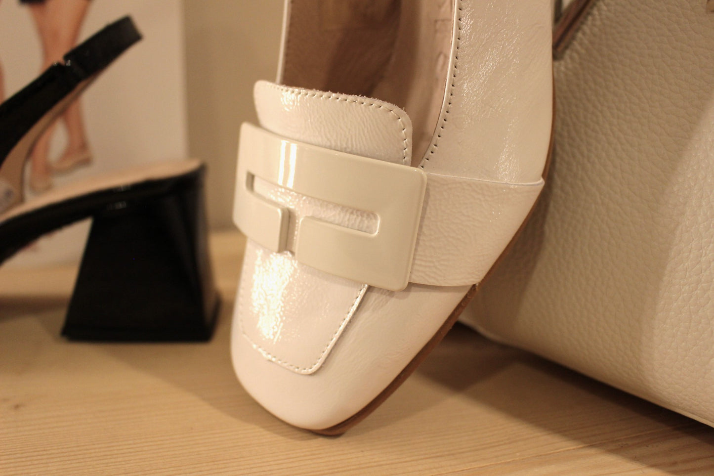 Trotteur cuir vernis blanc ou noir semelle à mémoire WONDERS