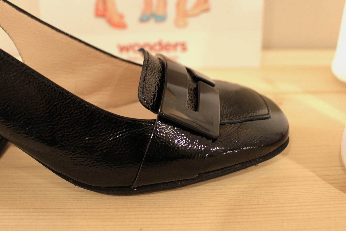 Trotteur cuir vernis blanc ou noir semelle à mémoire WONDERS