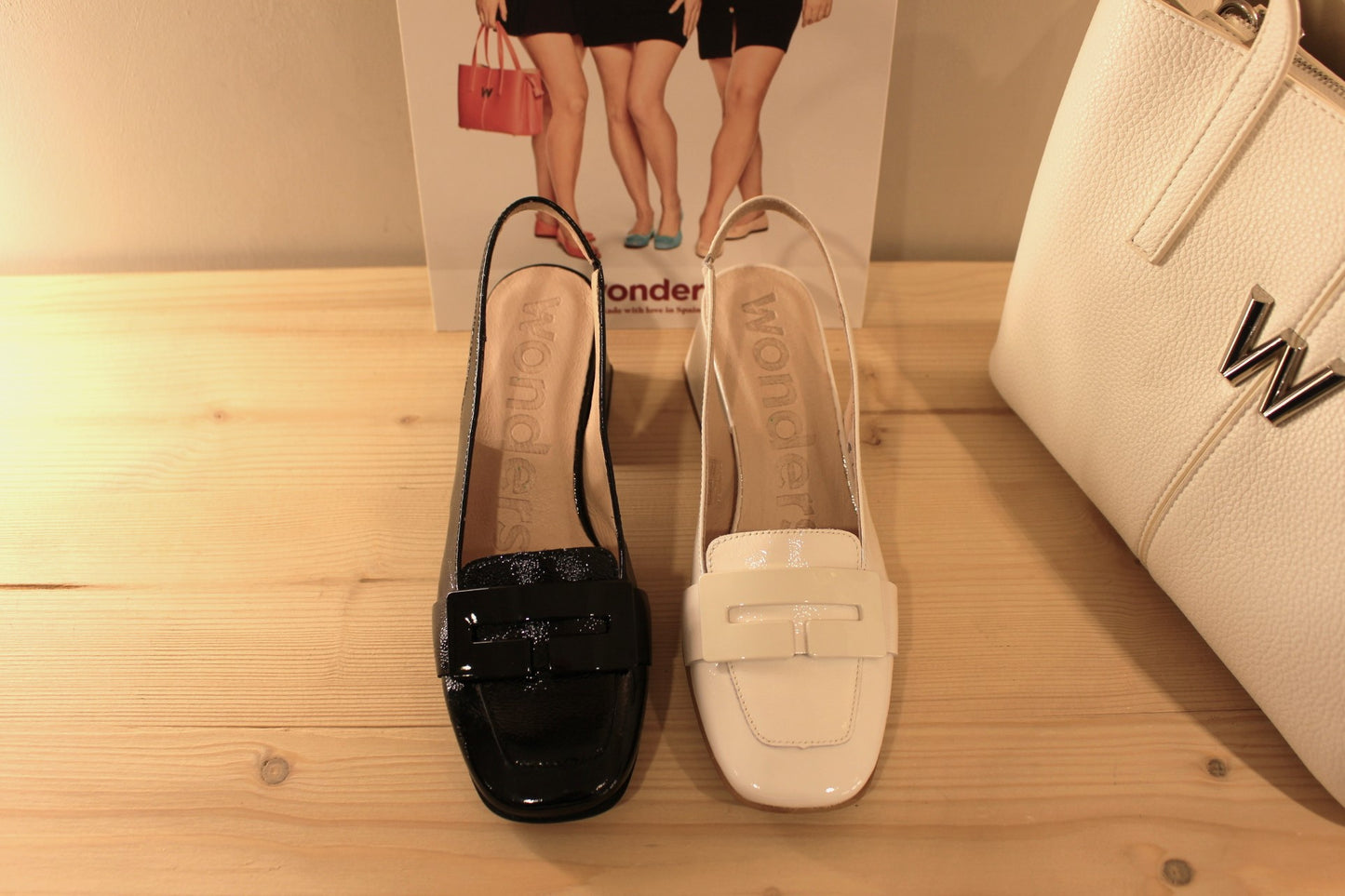 Trotteur cuir vernis blanc ou noir semelle à mémoire WONDERS
