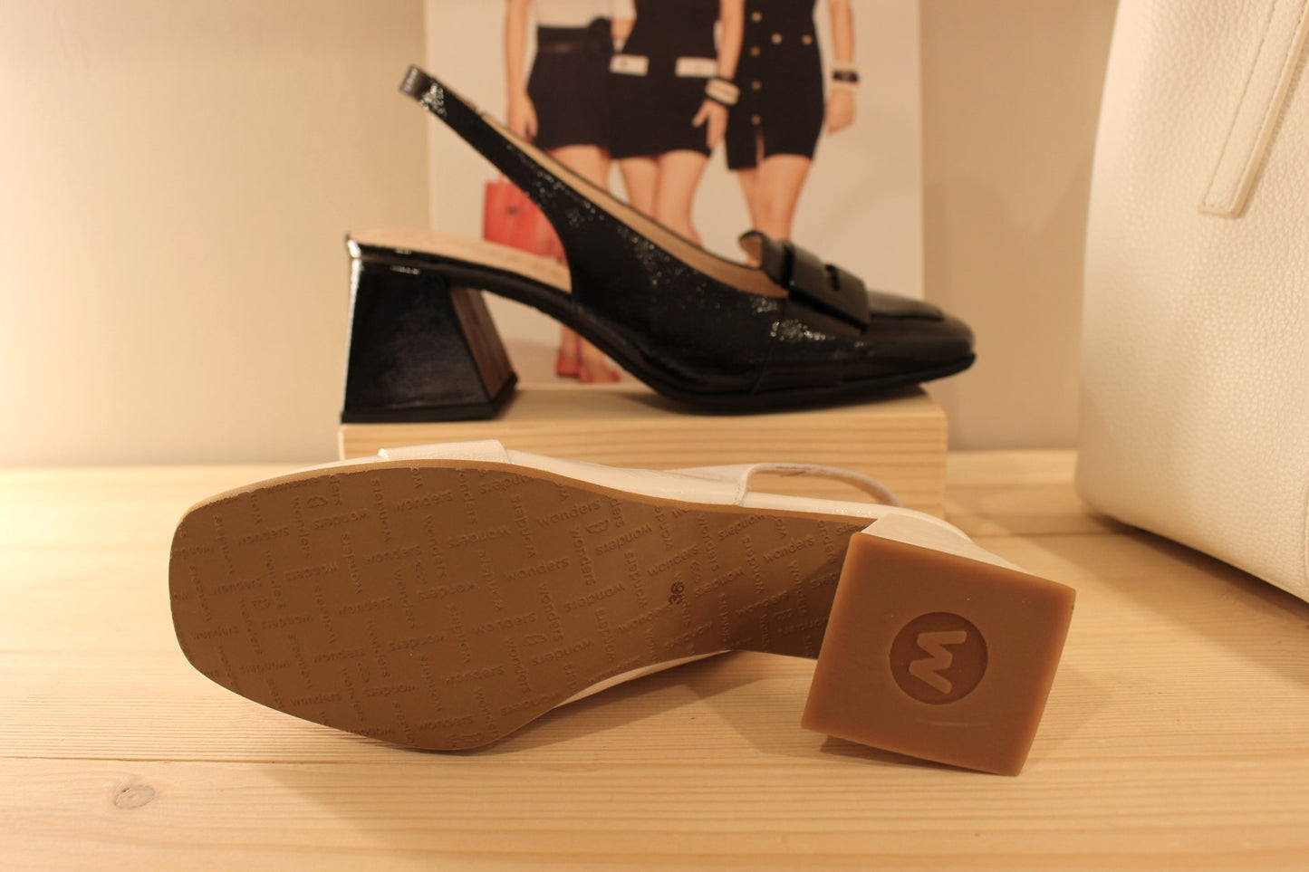 Trotteur cuir vernis blanc ou noir semelle à mémoire WONDERS