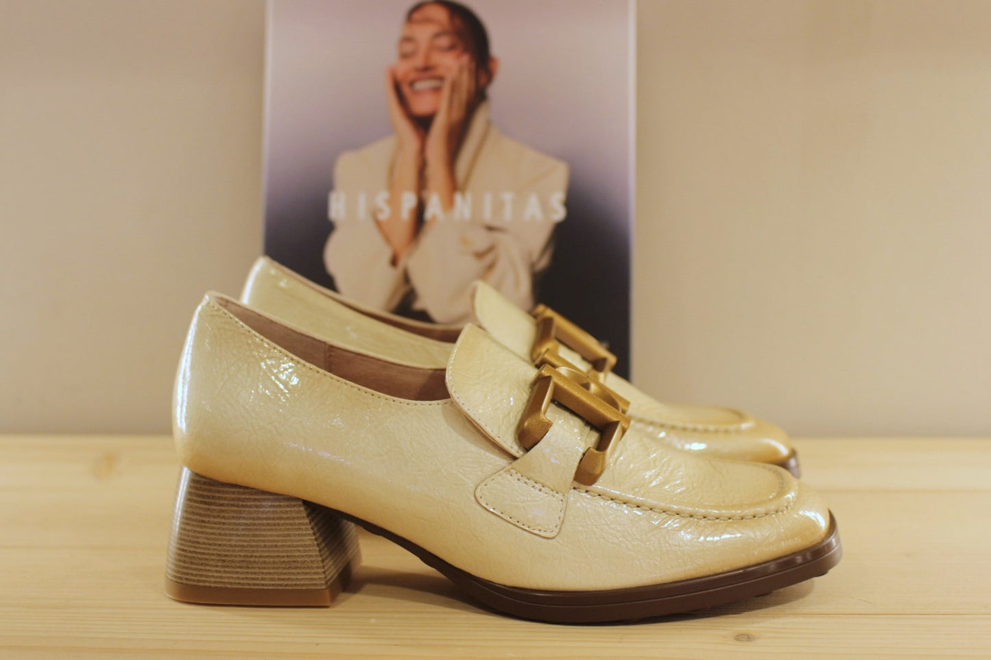 Mocassins en cuir vieillit, vernis de couleur crème avec une patine légèrement bruni. Boucle déco sur le coup de pied.
