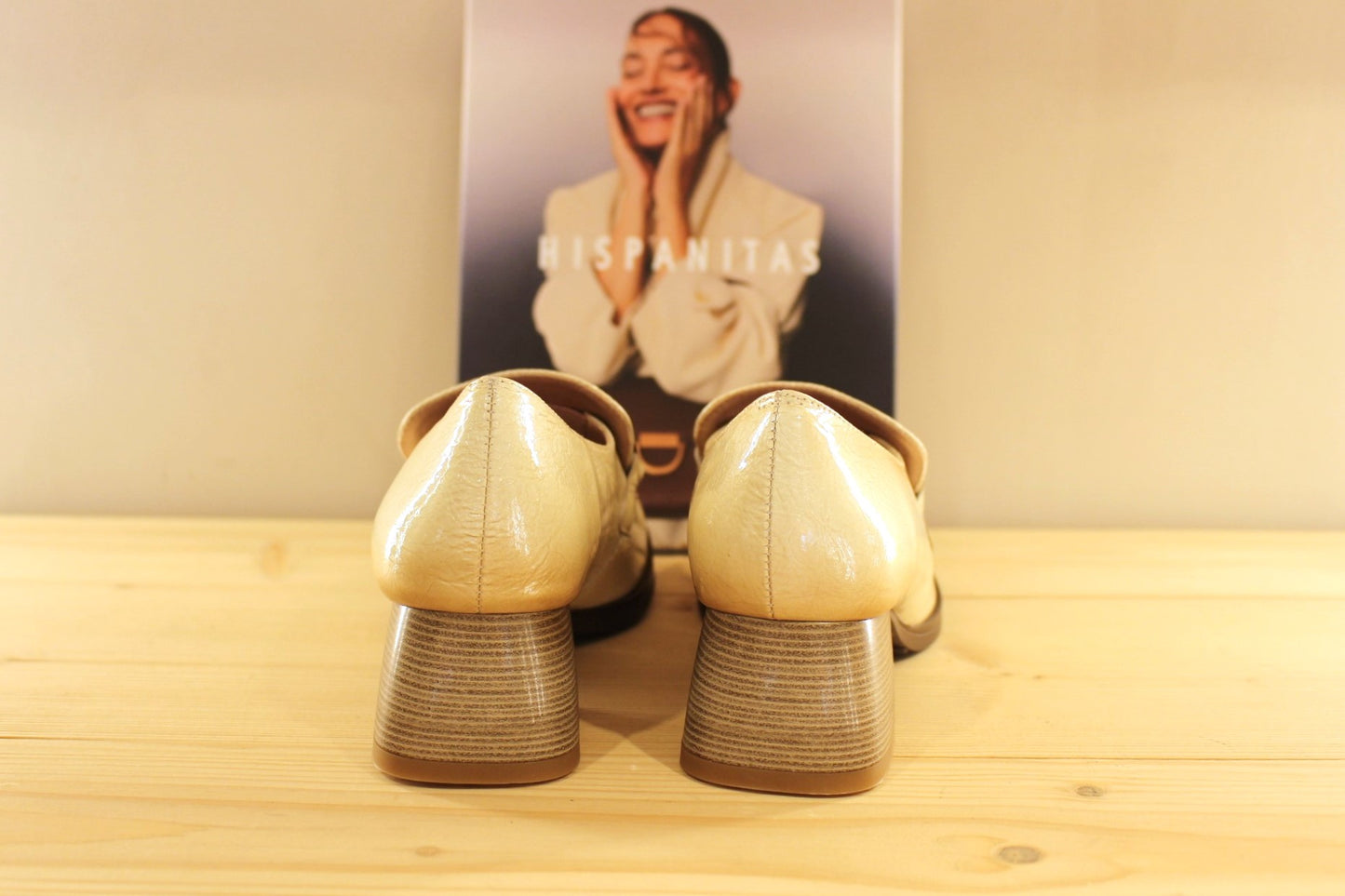 Mocassins en cuir vieillit, vernis de couleur crème avec une patine légèrement bruni. Boucle déco sur le coup de pied.