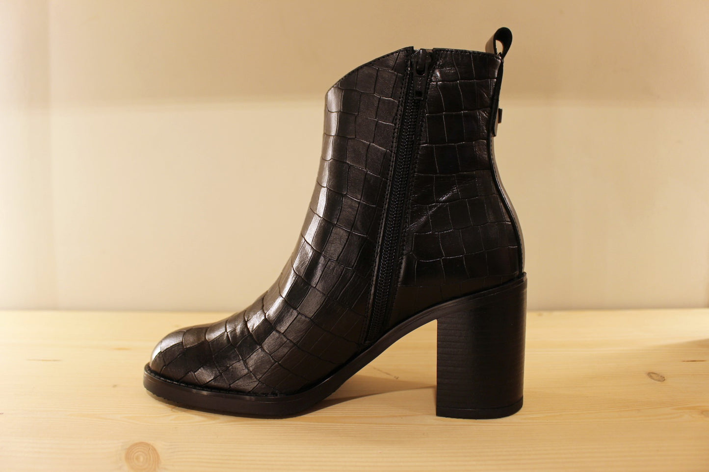 Bottines cuir imprimé croco noir à talon et zip WONDERS