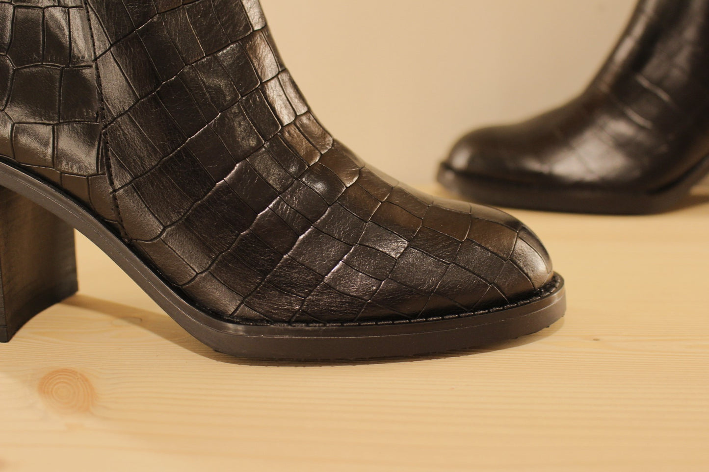Bottines cuir imprimé croco noir à talon et zip WONDERS
