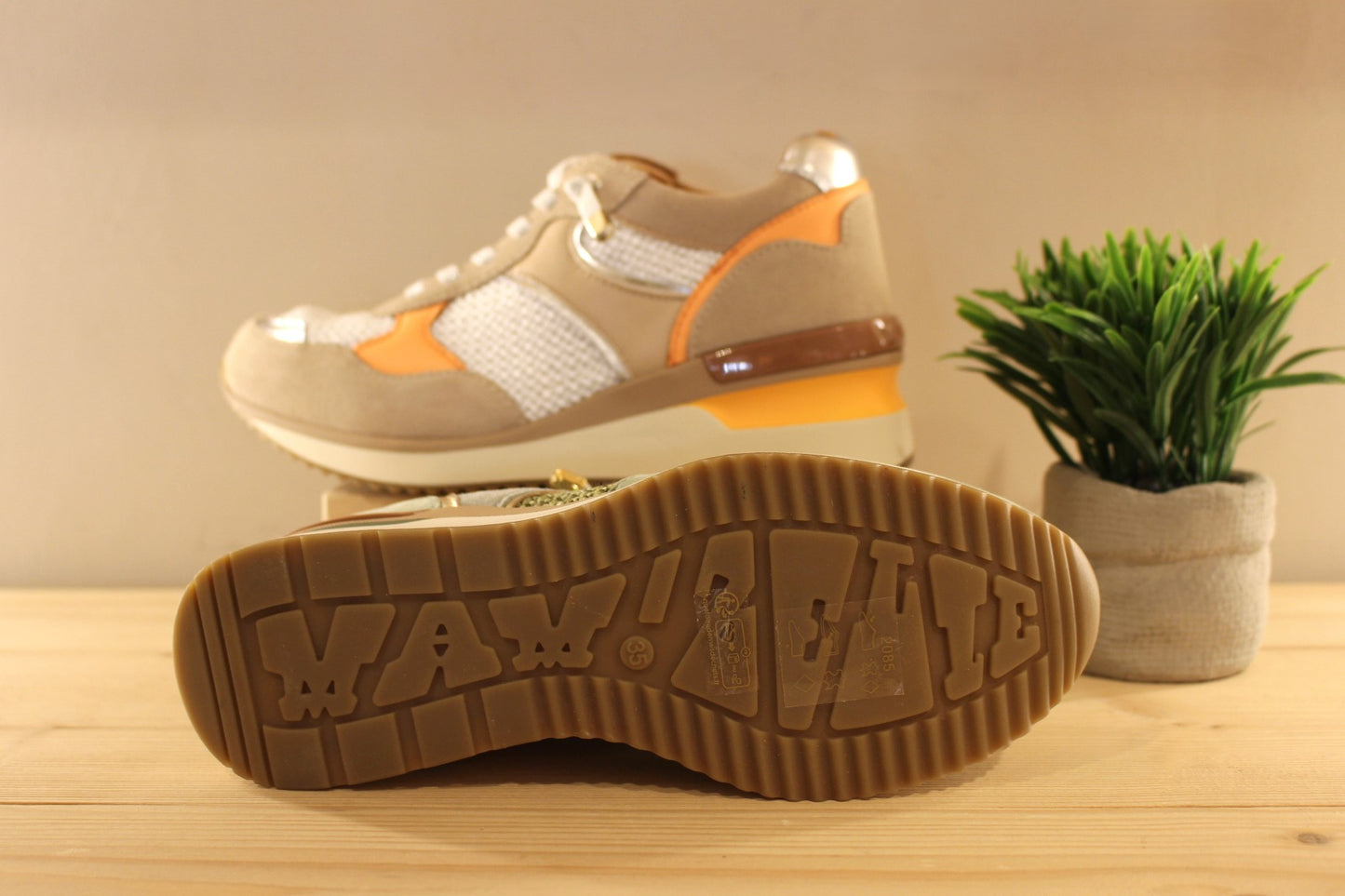 Basket ALPE en cuir de couleur verte ou de couleur beige et orange avec touches métallisées platine
