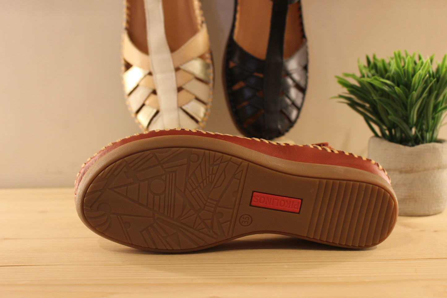 Chaussures PIKOLINOS coupe sandales en cuir de couleur noir, ou blanc cassé, ou encore rouge avec brides beige et platine. Lanières croisées et salomé. Serrage par scratch sur bride coup de pied. Chaussures doublées cuir