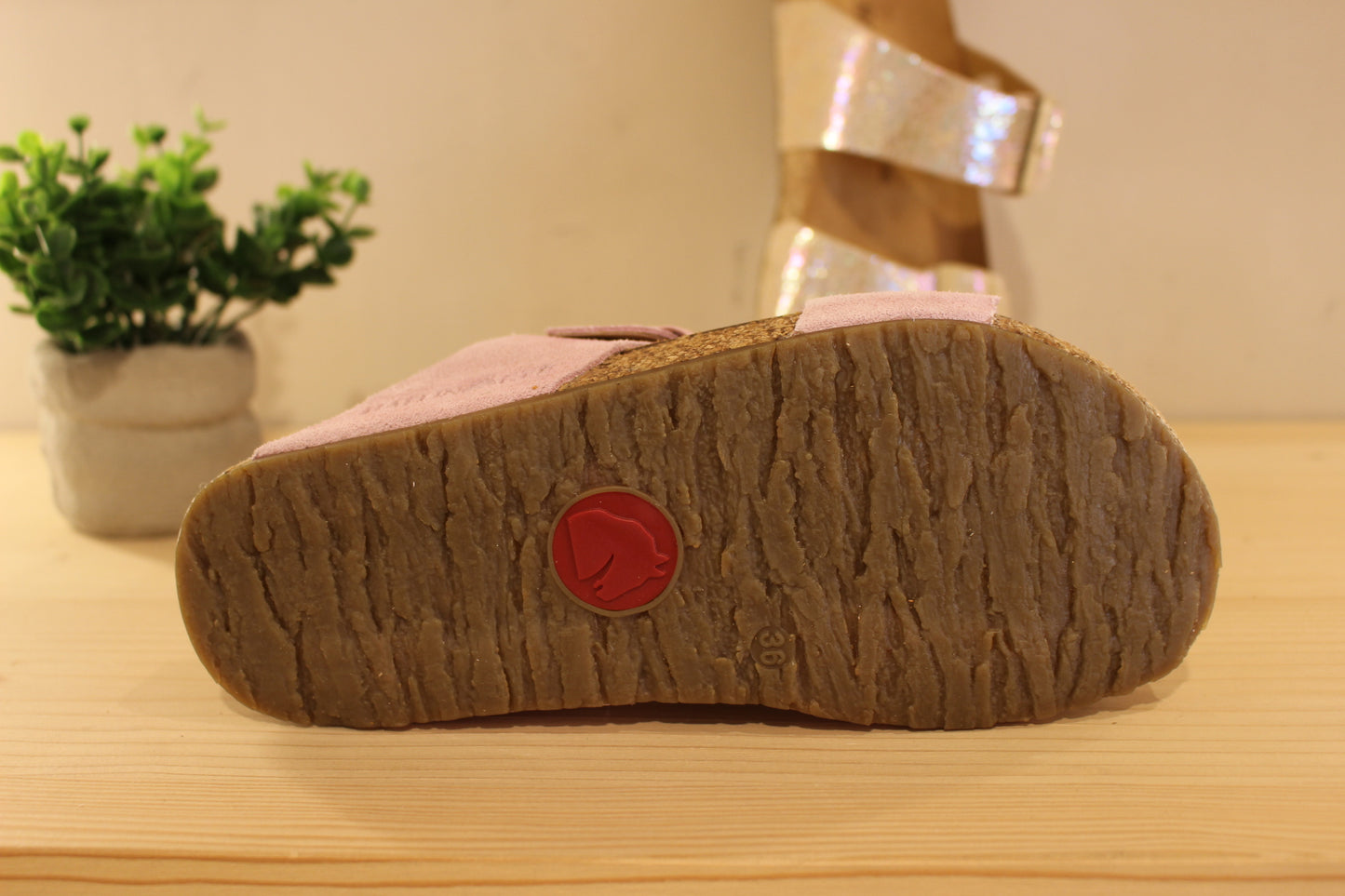 Chaussures HAFLINGER - Andrea. Chaussures coupe mule en cuir métallisé imprimé ton sur ton, de couleur beige ou rose et bande nubuck sur le côté