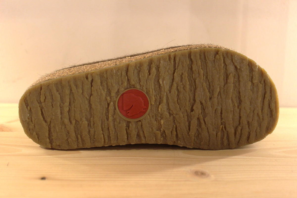 Chaussons HAFLINGER coupe sabot en pur laine de couleur chocolat avec des coeurs rose ou de couleur bleu jean avec des coeurs bleu ciel. Semelle externe en gomme et amorti liège