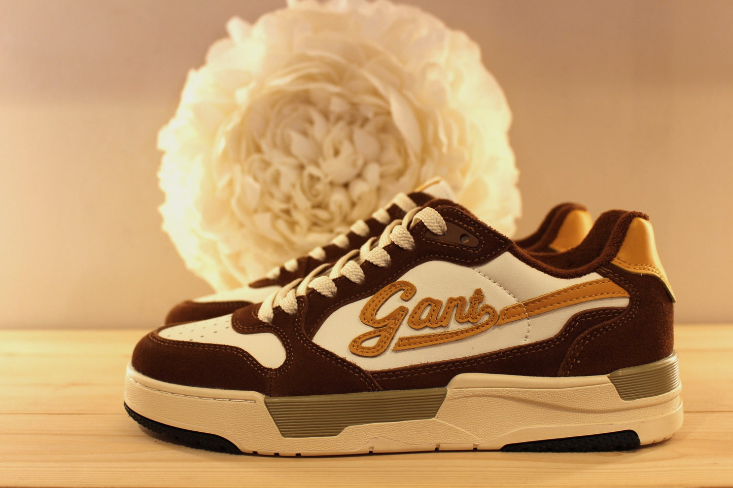 Sneakers homme en cuir lisse de couleur blanche et des touches de jaune, avec des parties en cuir velours marron GANT