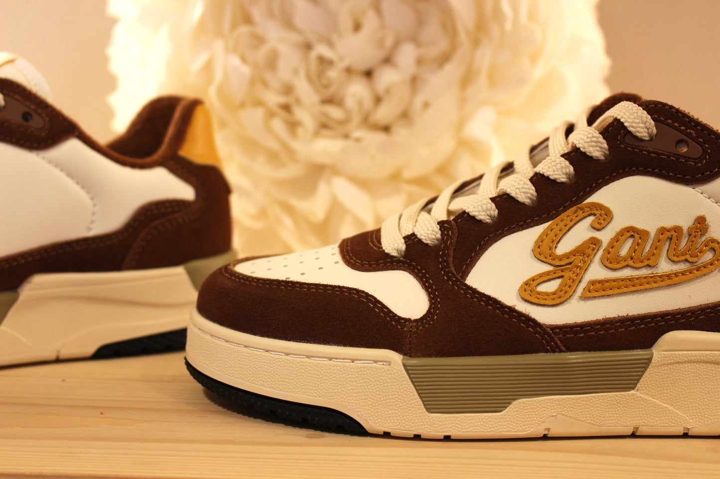Sneakers homme en cuir lisse de couleur blanche et des touches de jaune, avec des parties en cuir velours marron GANT