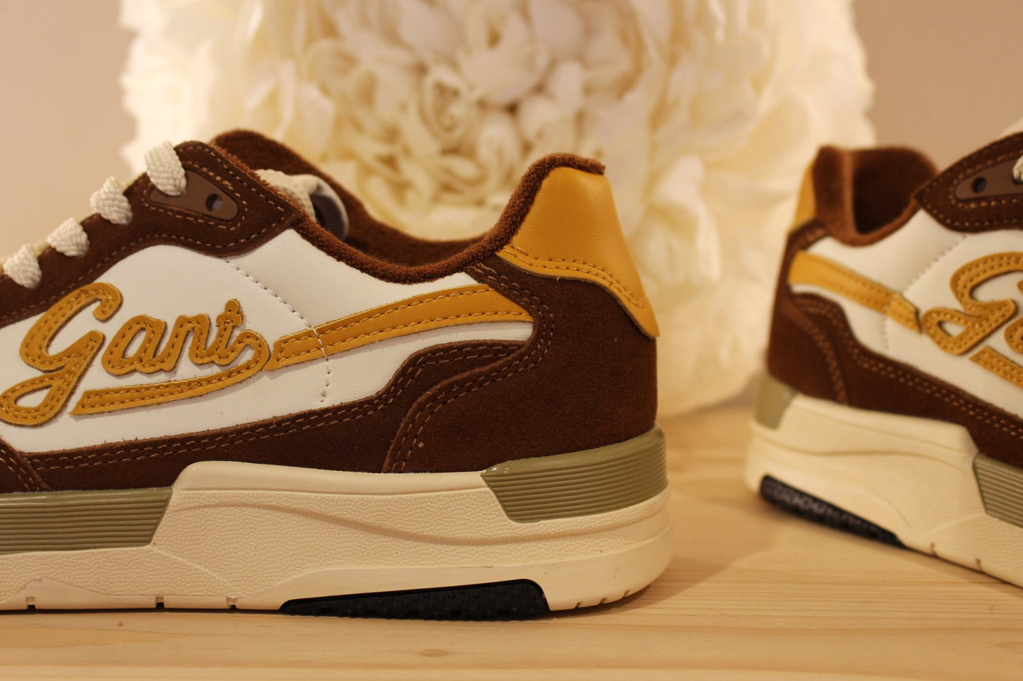 Sneakers homme en cuir lisse de couleur blanche et des touches de jaune, avec des parties en cuir velours marron GANT
