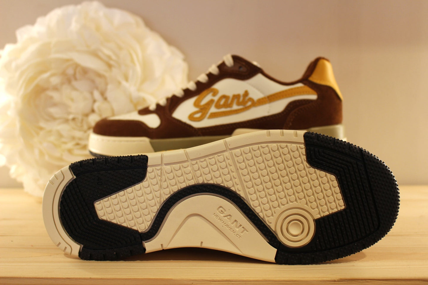 Sneakers homme en cuir lisse de couleur blanche et des touches de jaune, avec des parties en cuir velours marron GANT