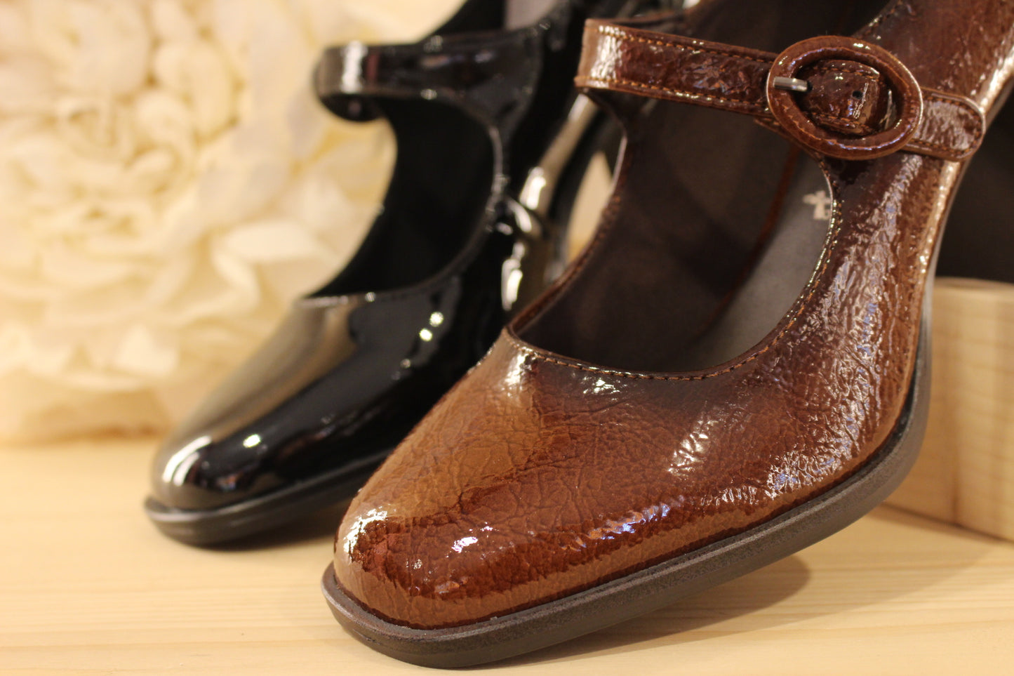 Babies vegan de tamaris, à talon de couleur noir ou marron vernis tamaris