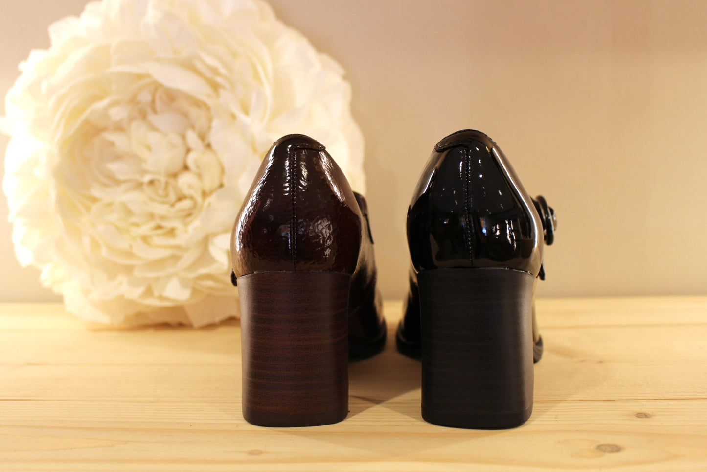 Babies vegan de tamaris, à talon de couleur noir ou marron vernis tamaris