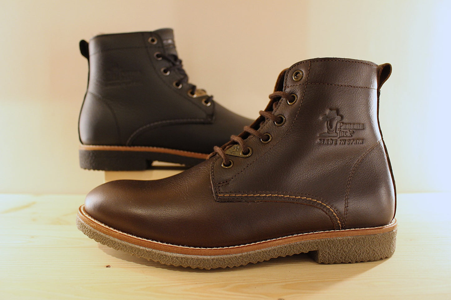Chaussures PANAMA JACK modèle Glasgow Igloo. Fabrication Espagnole. Chaussures d'hiver pour homme en cuir gras de couleur noire ou de couleur marron. Cuir traité waterproof. Chaussures fourrées mouton.