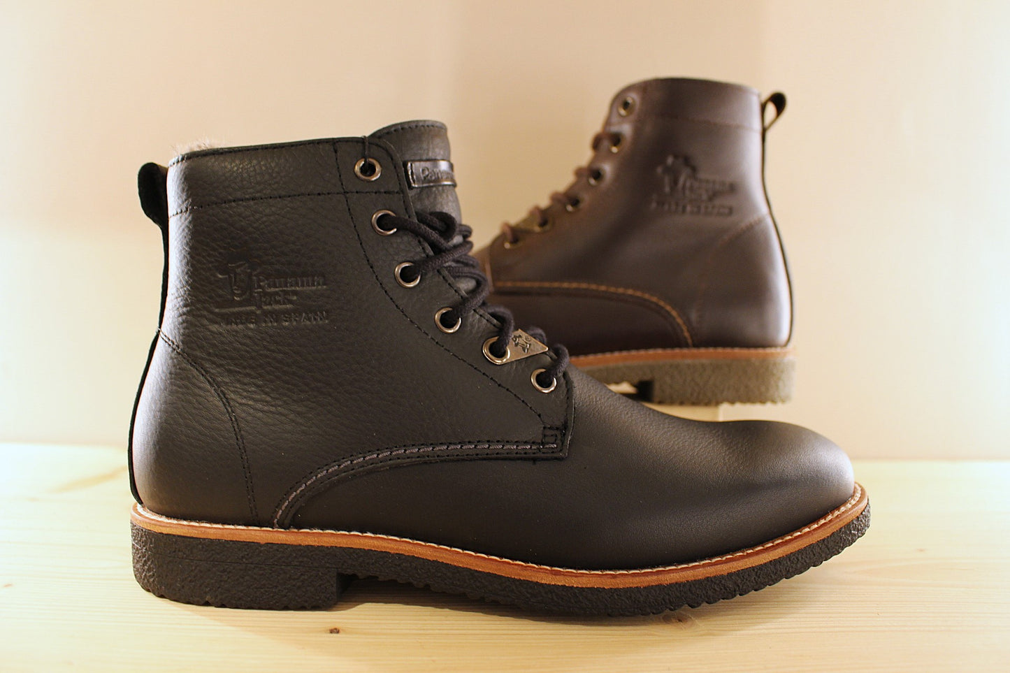 Chaussures PANAMA JACK modèle Glasgow Igloo. Fabrication Espagnole. Chaussures d'hiver pour homme en cuir gras de couleur noire ou de couleur marron. Cuir traité waterproof. Chaussures fourrées mouton.