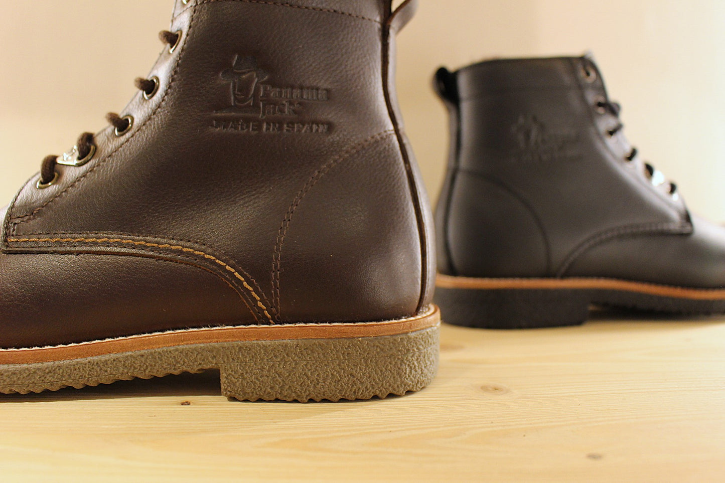 Chaussures PANAMA JACK modèle Glasgow Igloo. Fabrication Espagnole. Chaussures d'hiver pour homme en cuir gras de couleur noire ou de couleur marron. Cuir traité waterproof. Chaussures fourrées mouton.