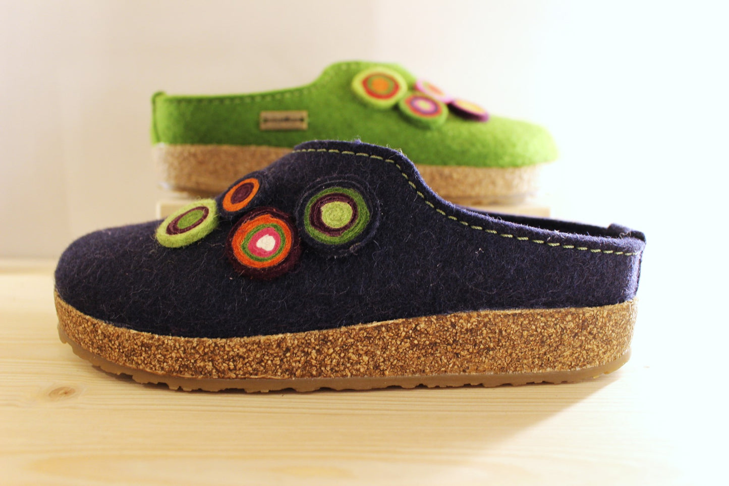 Chaussons HAFLINGER - Grizzly Kanon. Chaussons coupe sabot en pure laine de couleur bleu ou de couleur verte.