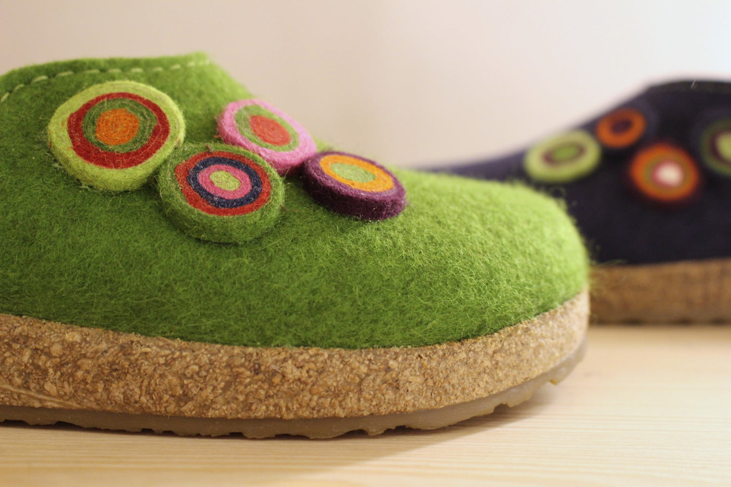 Chaussons HAFLINGER - Grizzly Kanon. Chaussons coupe sabot en pure laine de couleur bleu ou de couleur verte.