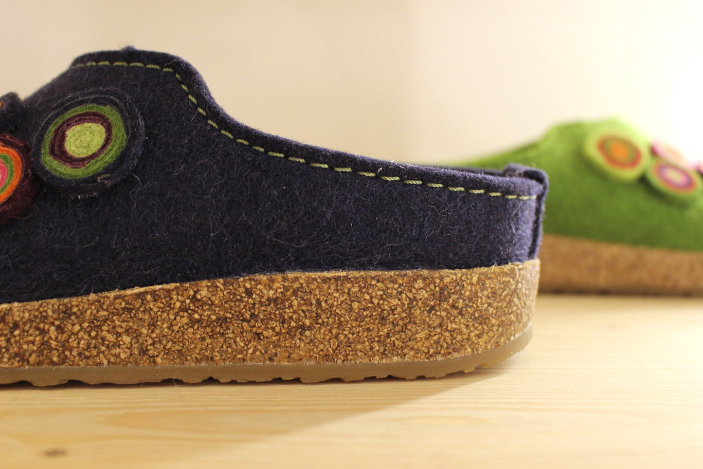 Chaussons HAFLINGER - Grizzly Kanon. Chaussons coupe sabot en pure laine de couleur bleu ou de couleur verte.