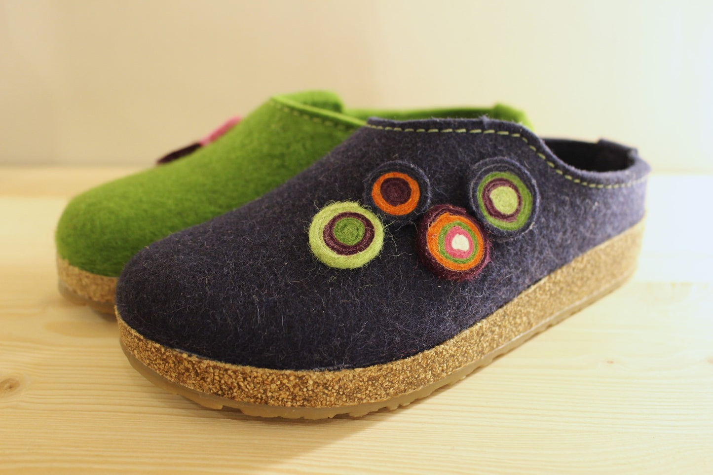 Chaussons HAFLINGER - Grizzly Kanon. Chaussons coupe sabot en pure laine de couleur bleu ou de couleur verte.