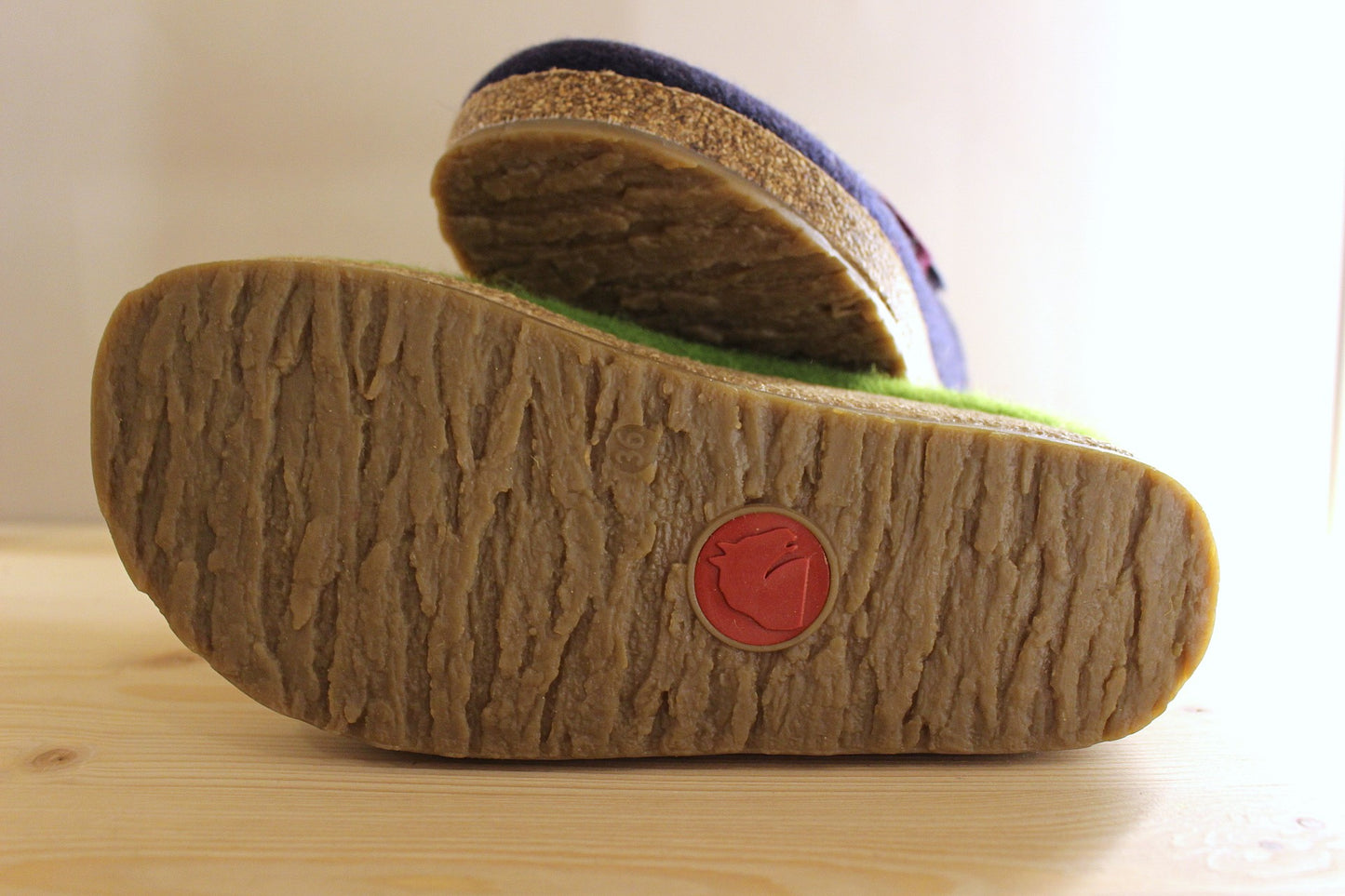 Chaussons HAFLINGER - Grizzly Kanon. Chaussons coupe sabot en pure laine de couleur bleu ou de couleur verte.