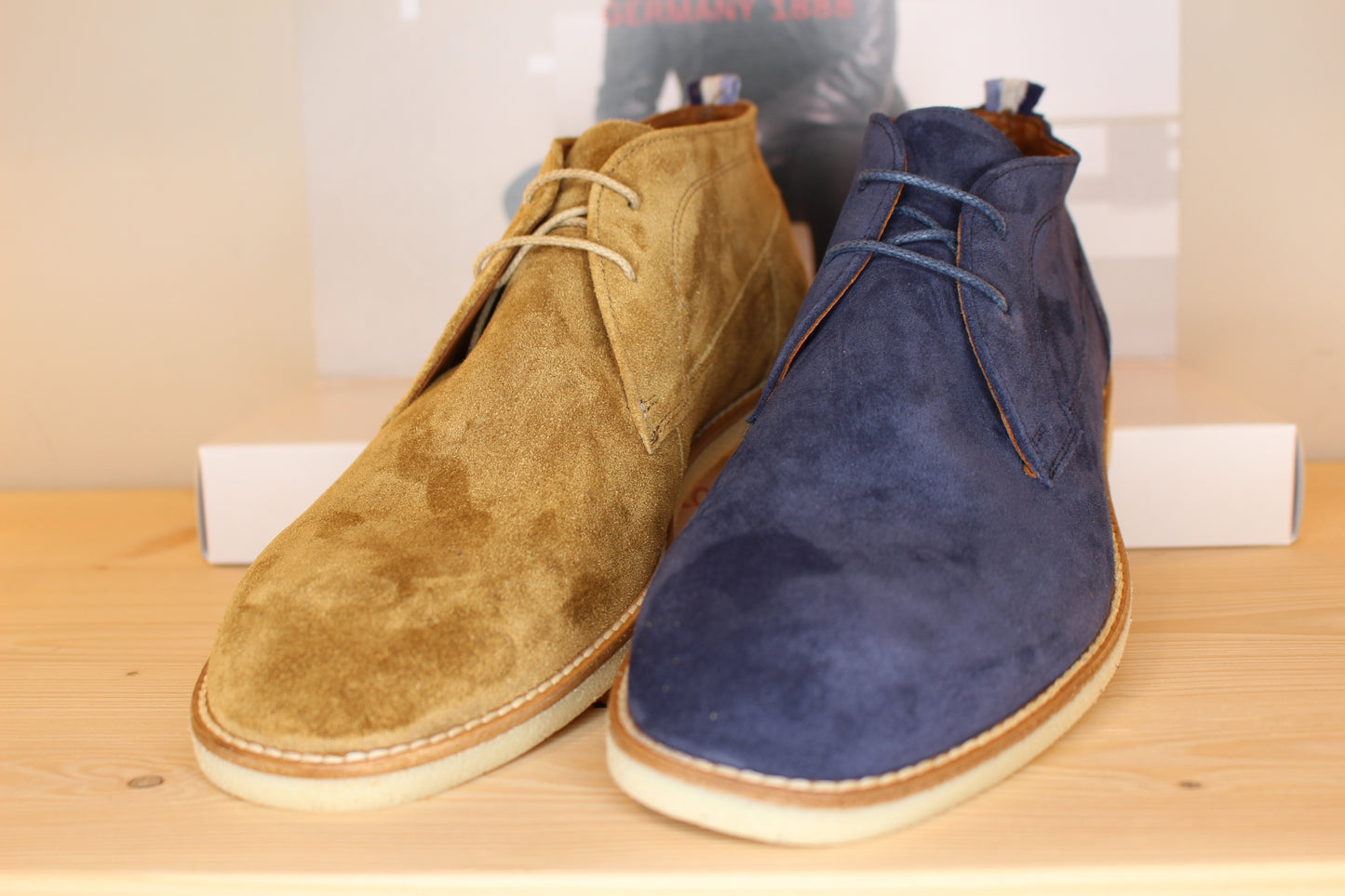 Derby montant en velours bleu ou beige LLOYD