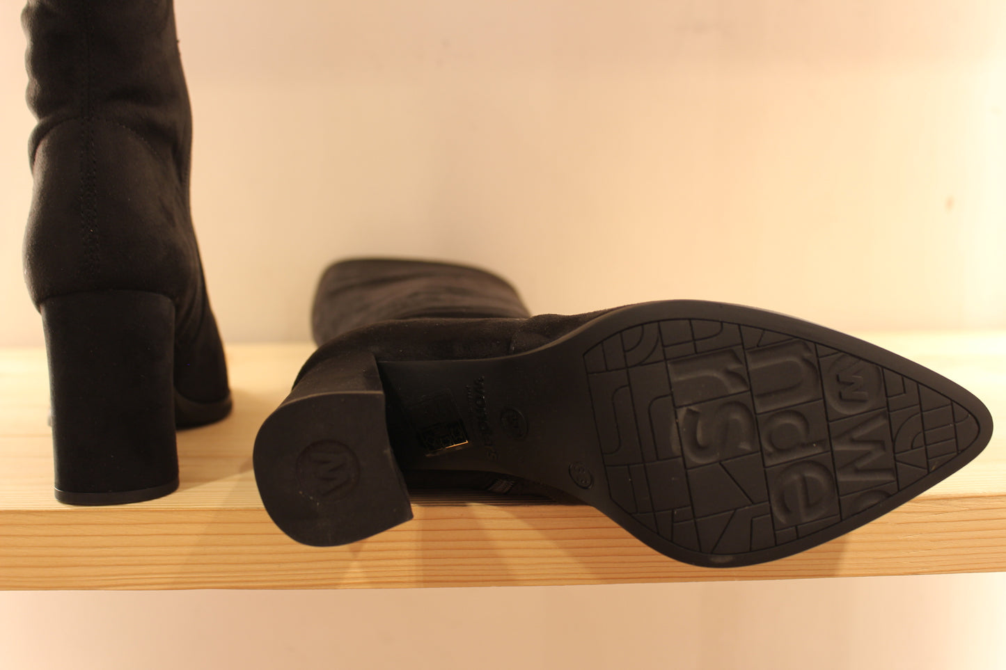 Bottes WONDERS en cuir velours et strecth de couleur noir. Zip du côté interne. Chaussures doublées cuir et semelle interne à mémoire de forme.