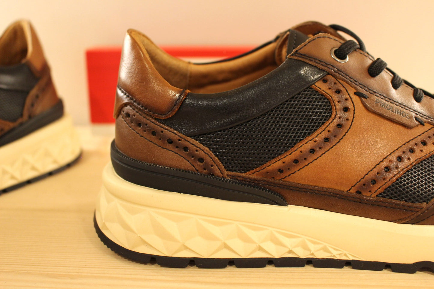 Basket homme en cuir noir et marron avec semelle amovible PIKOLINOS