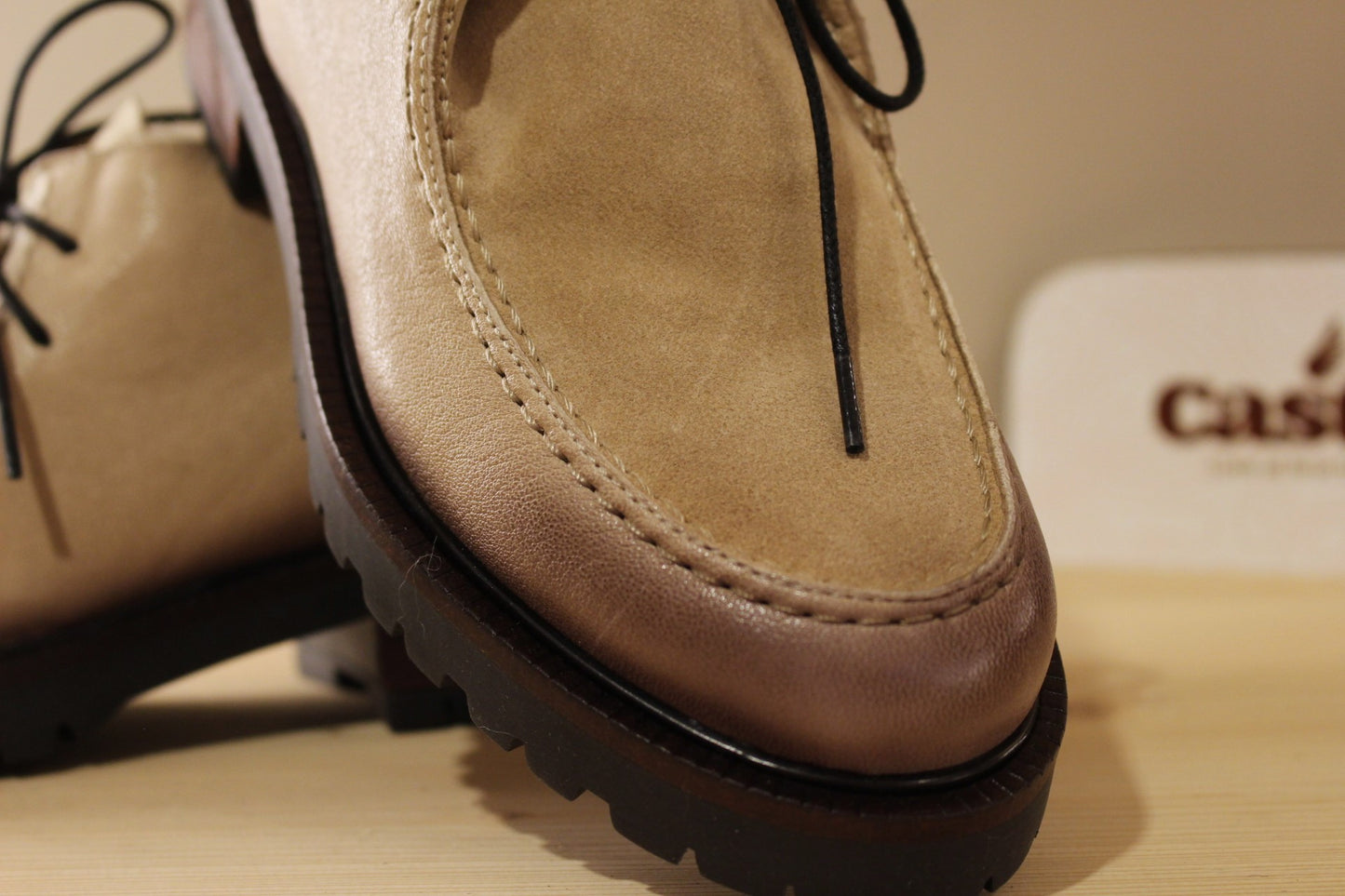 Chaussures femme cuir de couleur greige malte CASTA