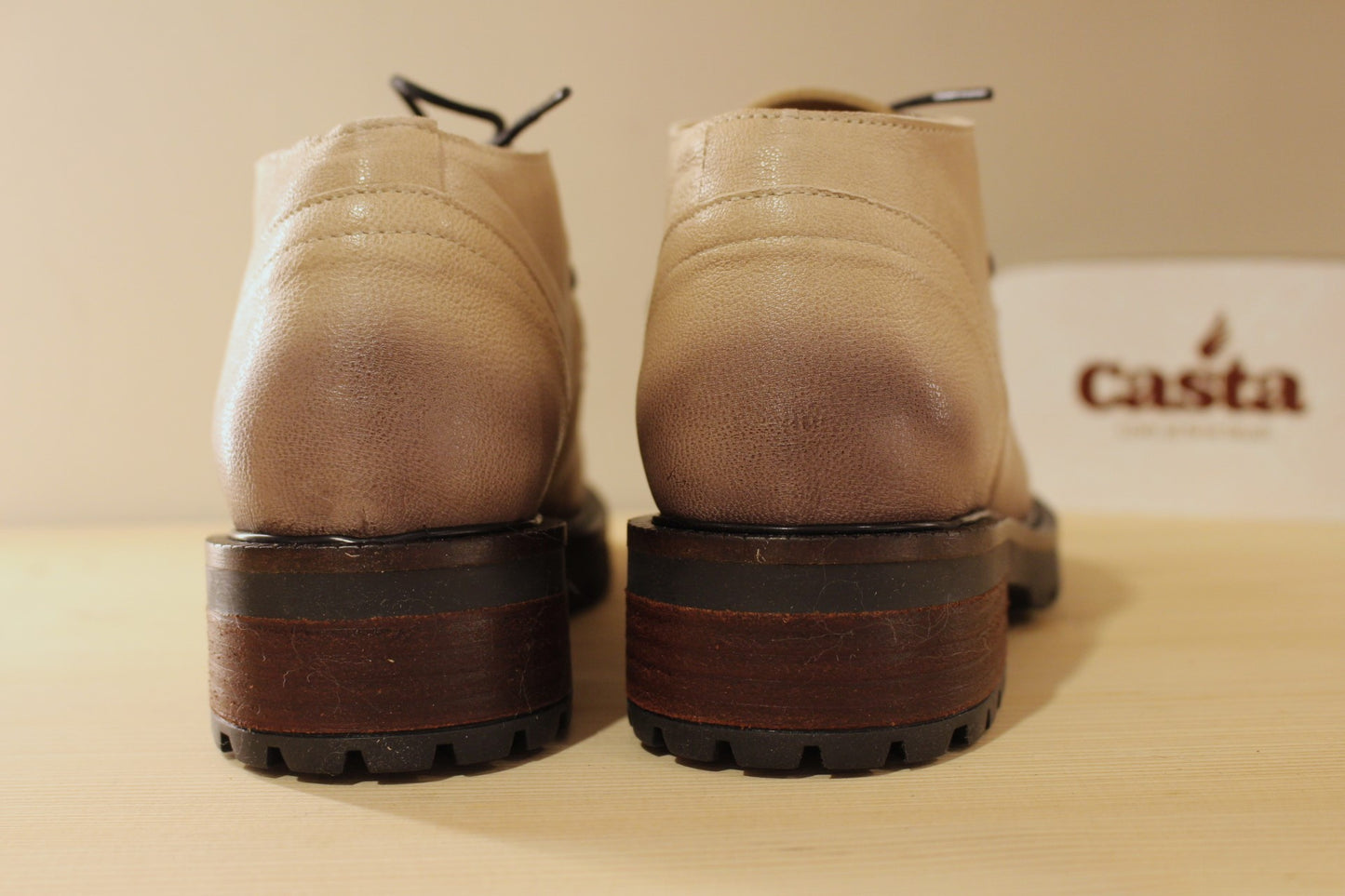 Chaussures femme cuir de couleur greige malte CASTA