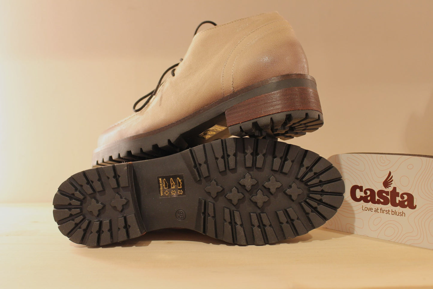 Chaussures femme cuir de couleur greige malte CASTA
