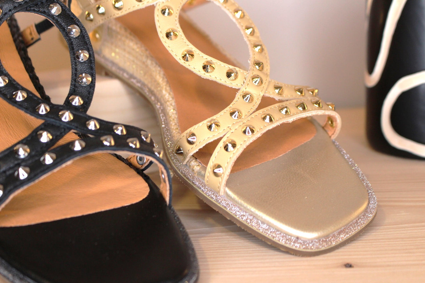Sandale cuir noir ou beige petit talon compensé MAMZELLE