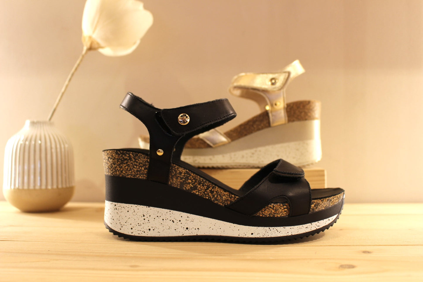 Sandales d'été compensées en cuir de couleur noir ou métal doré de PANAMA JACK