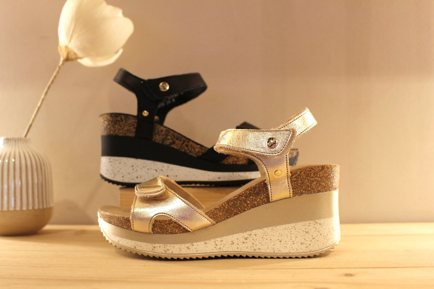 Sandales d'été compensées en cuir de couleur noir ou métal doré de PANAMA JACK